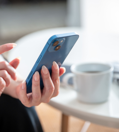 Pessoa usando um celular em casa, destacando o serviço de assistência técnica da Cellairis com atendimento domiciliar.